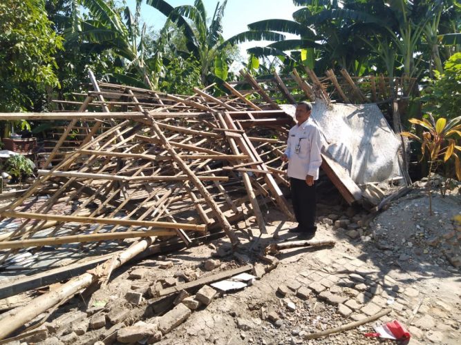 Lurah Mojorejo Merobohkan Rumah Tidak Layak Huni