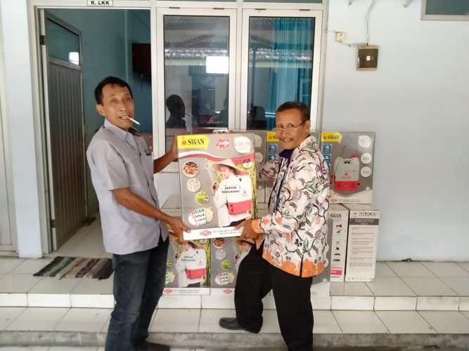 Lurah Mojorejo bagi-bagi Sprayer ke 14 RW se Kelurahan Mojorejo Kecamatan Taman Kota Madiun